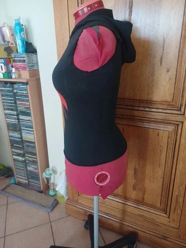 Camiseta com capuz com desenho vermelho tamanho notar 2 que é 38 mais um 36 – photo 4